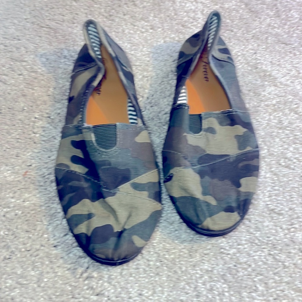 Forever green canvas camo flats size 10